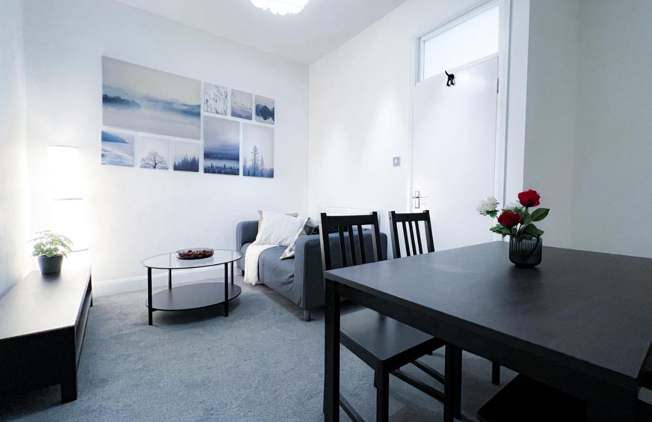Stylish 3 Bed Flat With Garden Lägenhet London Exteriör bild