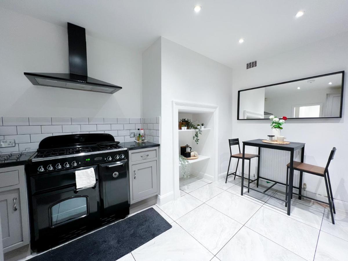 Stylish 3 Bed Flat With Garden Lägenhet London Exteriör bild