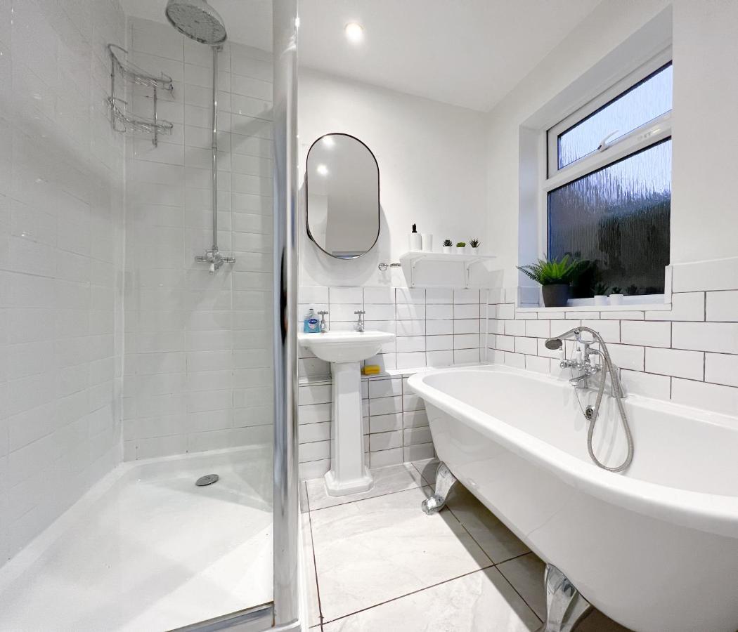 Stylish 3 Bed Flat With Garden Lägenhet London Exteriör bild