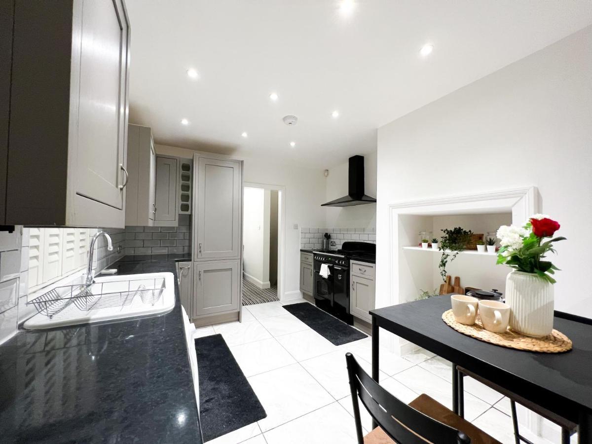 Stylish 3 Bed Flat With Garden Lägenhet London Exteriör bild